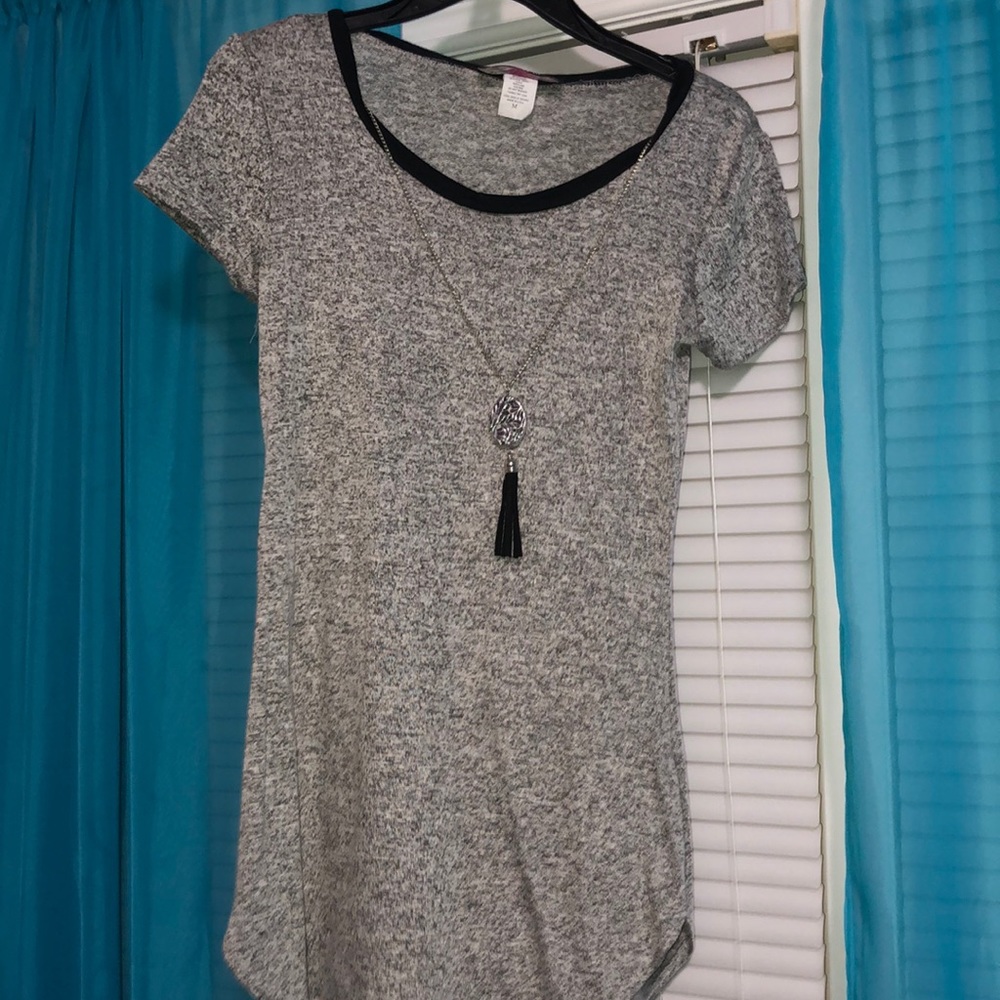 Short sleeve gray shirt with built-in necklace